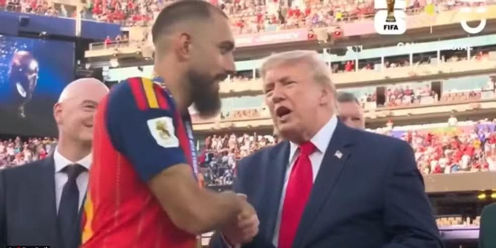 Atacante Borja Iglesias, da Espanha, recebe medalha de campeão do Mundo e passa por Trump — Foto: Reprodução
