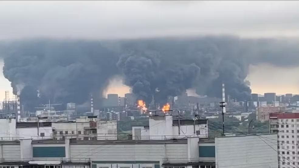 Fumaça densa é vista em Moscou nesta quinta-feira (18) após ataques. — Foto: Redes Sociais / Reprodução via Reuters