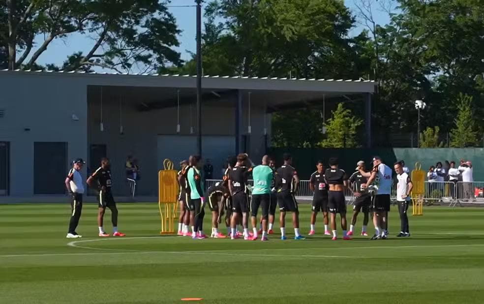 Ancelotti comanda treino da Seleção — Foto: Reprodução/CBF TV