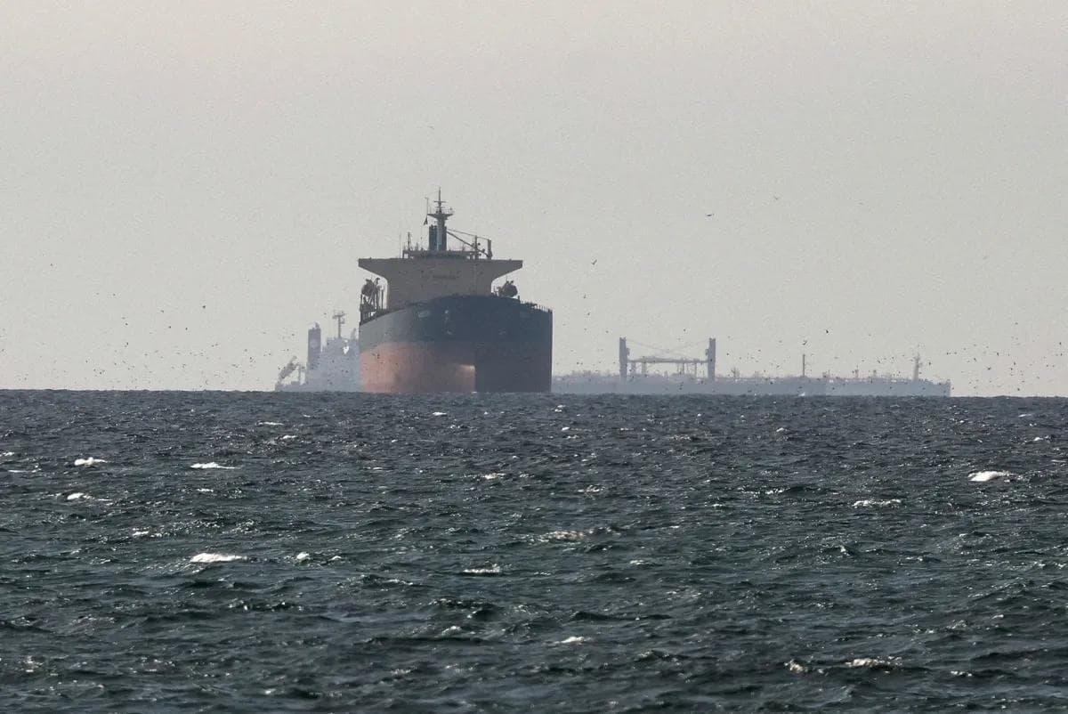 Navios-tanque no Golfo perto do Estreito de Ormuz • 11/3/2026 | REUTERS/Stringer