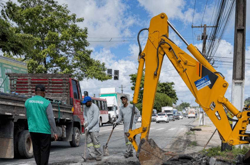 Lombadas formadas por derramamento de massa asfáltica foram removidas da Avenida Menino Marcelo. Foto: Seminfra