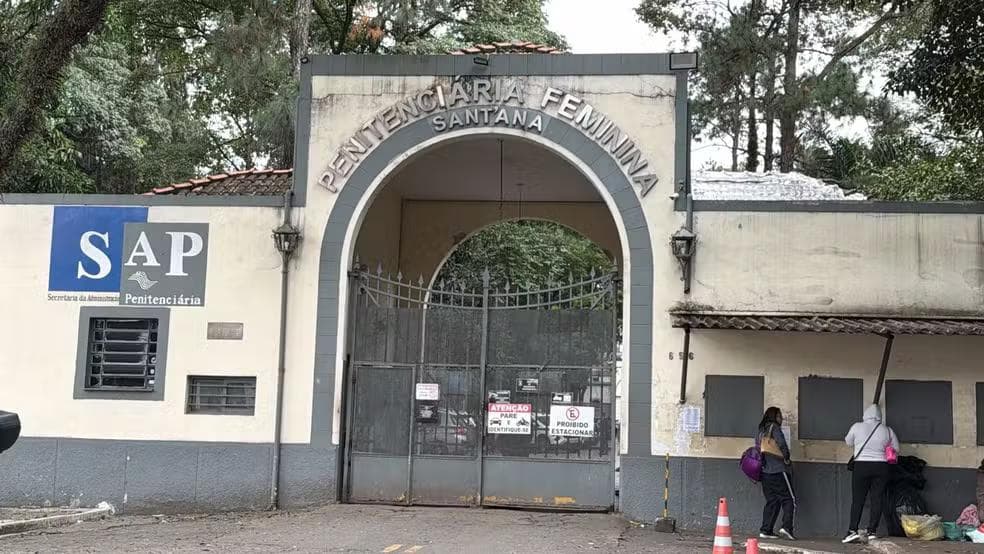 Deolane Bezerra é levada para penitenciária de Santana — Foto: Abraão Cruz/TV Globo