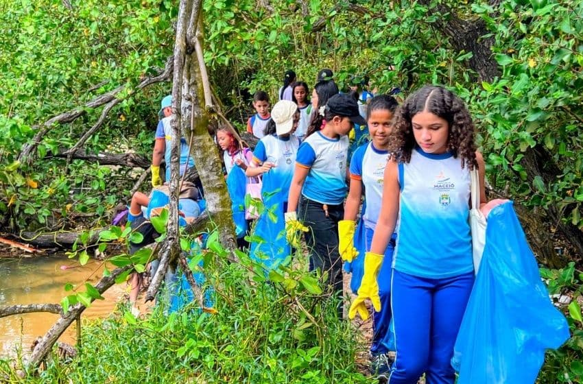 Estudantes participam de atividades em manguezal. Foto: Ascom Semed
