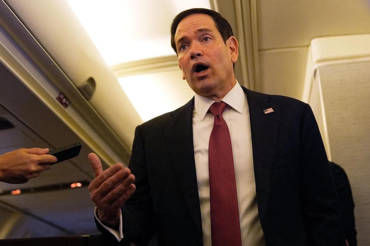O secretário de Estado dos EUA, Marco Rubio, fala com repórteres em seu avião no Aeroporto Internacional de Jaipur, na Índia, nesta terça-feira (26) • Julia Demaree Nikhinson/Reuters