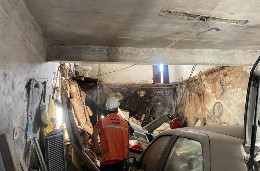 Engenheiro do órgão avaliou a situação e interditou residências atingidas. Foto: Defesa Civil de Maceió