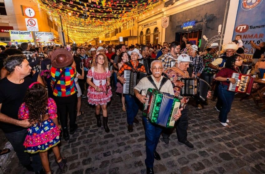 O Arrasta Pé marcou a abertura oficial do São João Raiz 2026, reunindo público, artistas e grupos. Foto: Felipe Sóstenes/Secom Maceió
