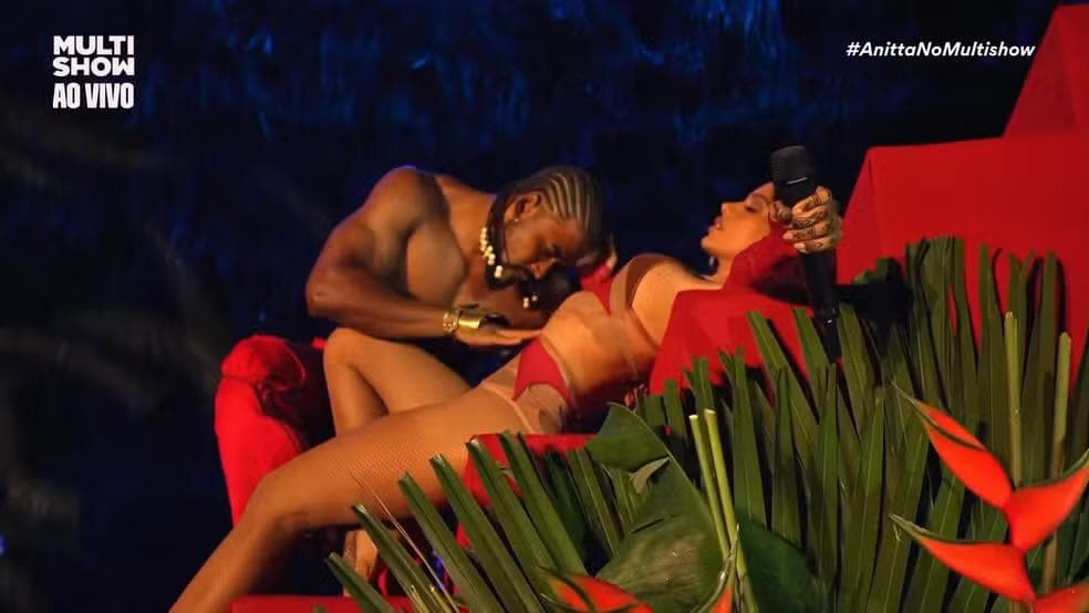 Anitta canta 'Divino Sexual' em show da EQUILIBRIVM Tour no Rio — Foto: Multishow