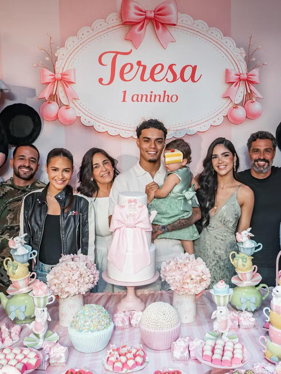 João e Giovanna com a filha e a família na hora do parabéns — Foto: Reprodução Instagram