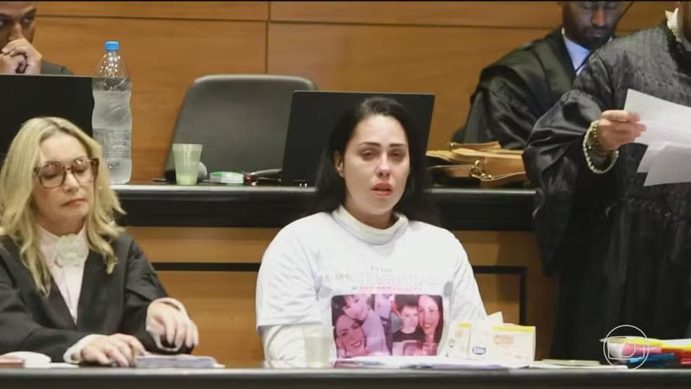 Monique Medeiros, mãe de Henry Borel, usava uma camiseta com fotos do filho — Foto: Jornal Nacional/ Reprodução