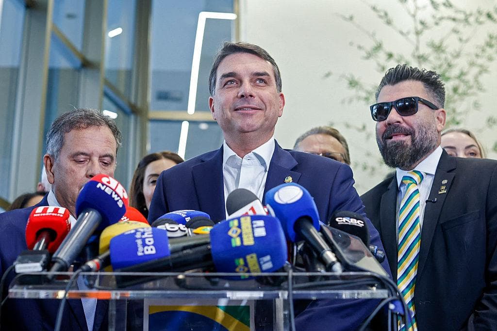 Flávio Bolsonaro durante entrevista ou em agenda oficial no Senado Federal.