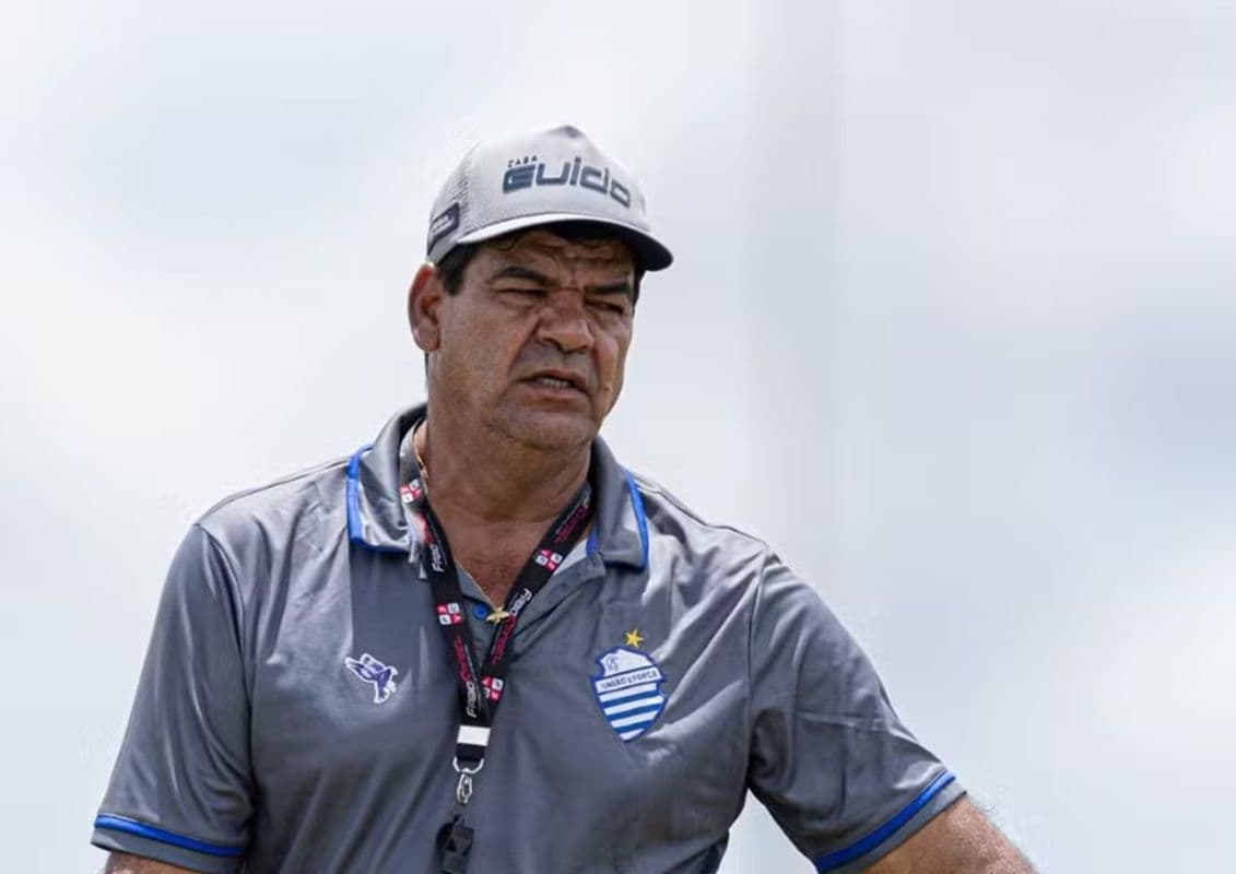 Moacir Júnior, técnico do CSA, faz ajustes no time — Foto: Allan Max/Ascom CSA