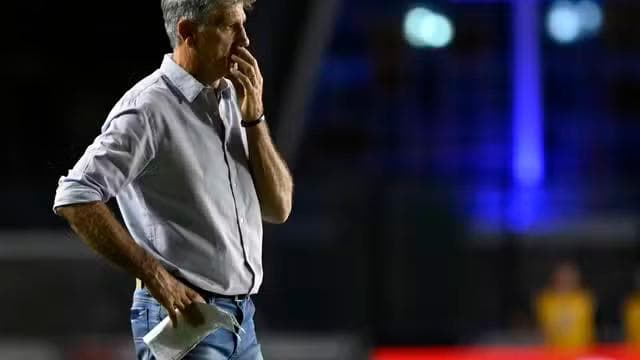 Renato Gaúcho observa derrota do Vasco para o Bragantino (Foto: André Durão)