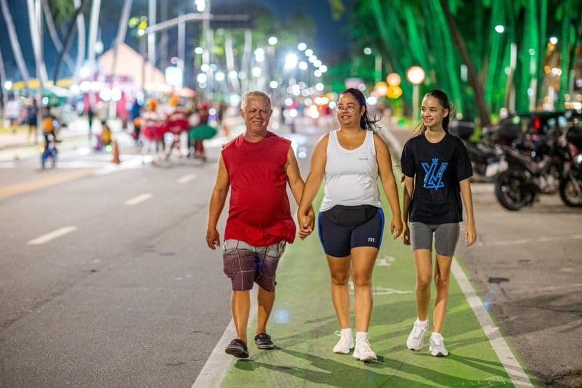 Carole aproveita passeio com a família na Orla Aberta. Foto: Itawi Albuquerque/ Secom Maceió