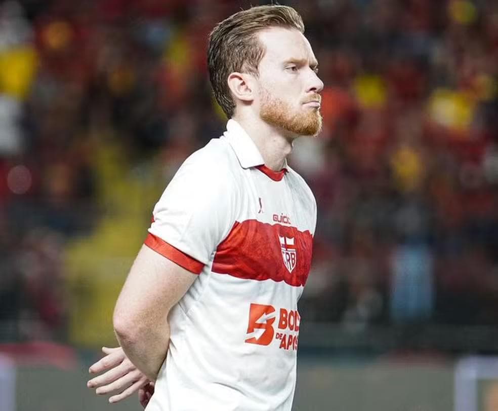 Lucas Lovat desfalca o CRB contra a Ponte Preta — Foto: Divulgação/CRB