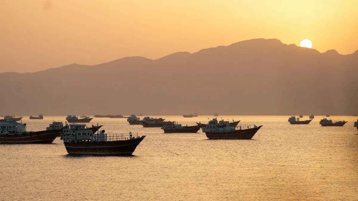 Navios no Estreito de Ormuz em 18 de maio de 2026 • Reuters
