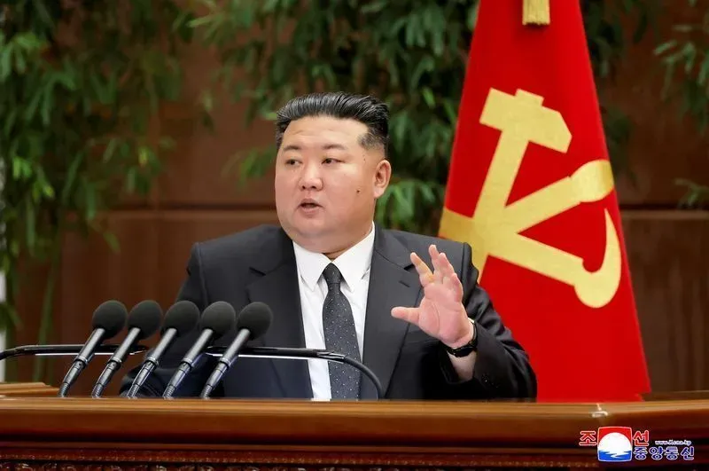 O líder norte-coreano Kim Jong Un no Oitavo Comitê Central do Partido dos Trabalhadores da Coreia, em Pyongyang, Coreia do Norte • 12 de dezembro de 2025 Agência Central de Notícias da Coreia KCNA) / via REUTERS