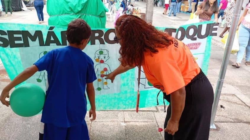 Atividade lúdica do semáforo mostra os cuidados que as crianças devem ter com o próprio corpo. Foto:Ascom Semdes