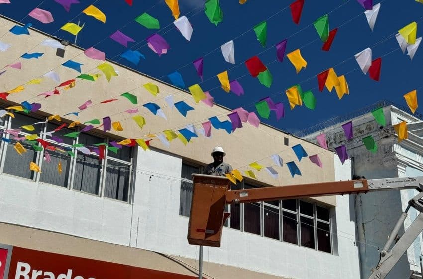Luzes já estão sendo instaladas no bairro histórico para o maior São João do Brasil, e Segurança Cidadã intensifica fiscalizações para evitar furtos. Foto: Ascom Ilumina