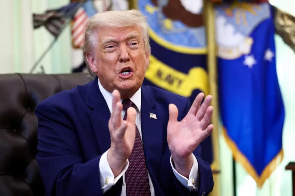 O presidente dos EUA, Donald Trump, fala com repórteres após assinar uma ordem executiva no Salão Oval da Casa Branca, em 3 de junho de 2026 — Foto: REUTERS/Kevin Lamarque