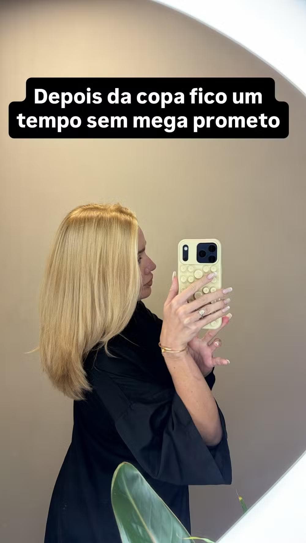 Sem extensão capilar, Karoline Lima posa no espelho — Foto: Reprodução/ Instagram @karolinel