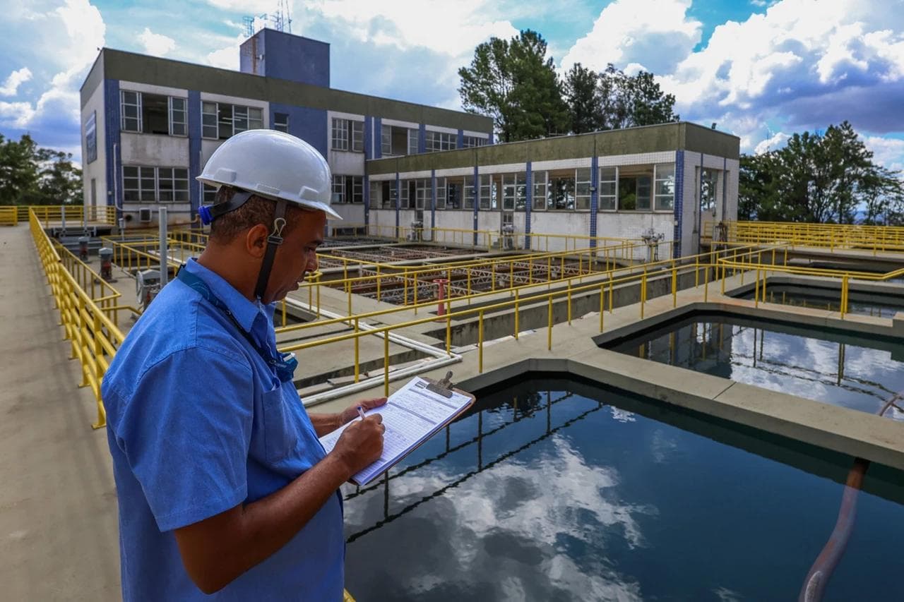 Estação de Tratamento de Água (ETA) – O setor de saneamento reforça o monitoramento dos sistemas de abastecimento diante da possibilidade de mudanças climáticas.