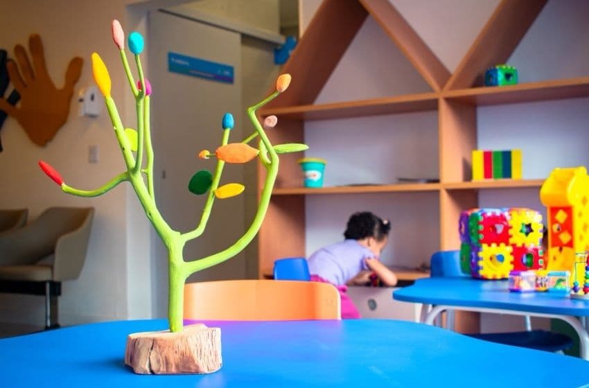 Peças da arte popular brasileira transformam a experiência dos usuários da Casa do Autista, unindo cuidado especializado, cultura e inclusão. Foto: David Silas/Ascom Maceió Saúde