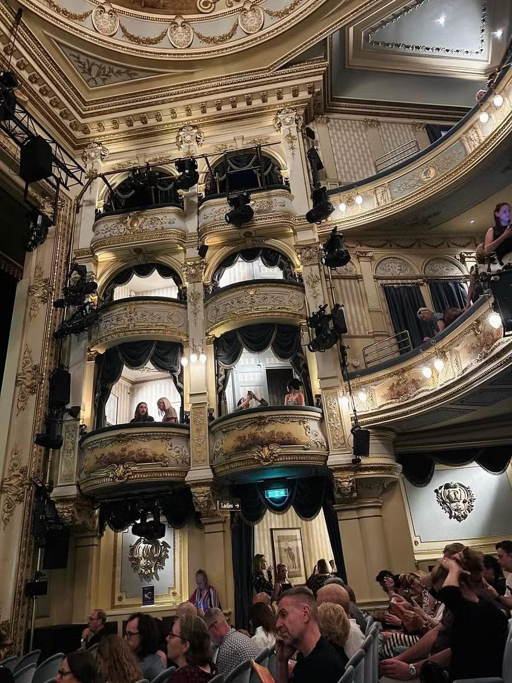 Debora Bloch curte Londres com o filho, Hugo Anquier — Foto: Reprodução/Instagram