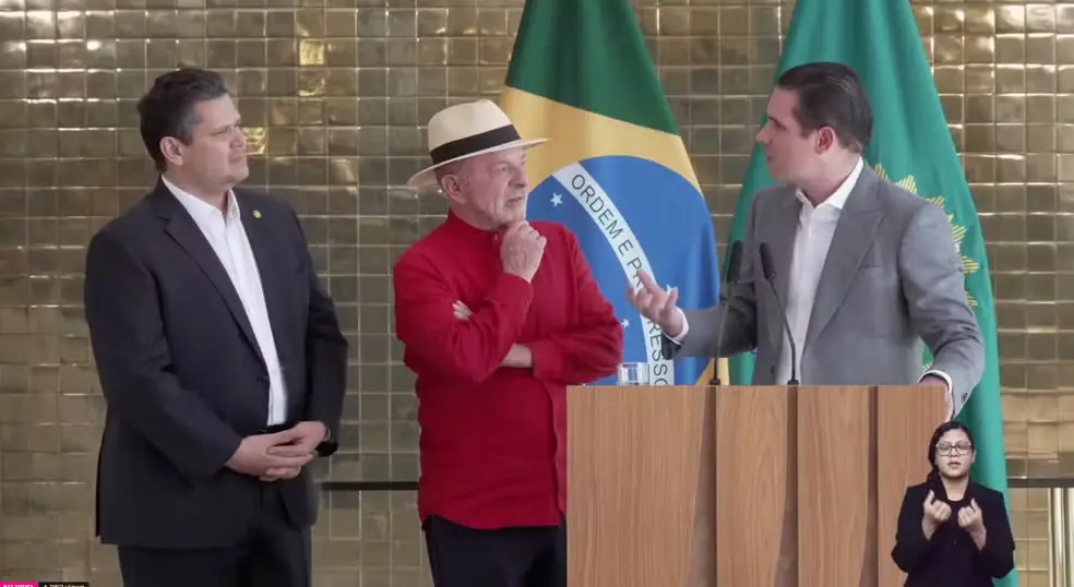 Alcolumbre, Lula e Motta, após reunião no Palácio da Alvorada nesta quarta-feira (26) — Foto: Reprodução/X