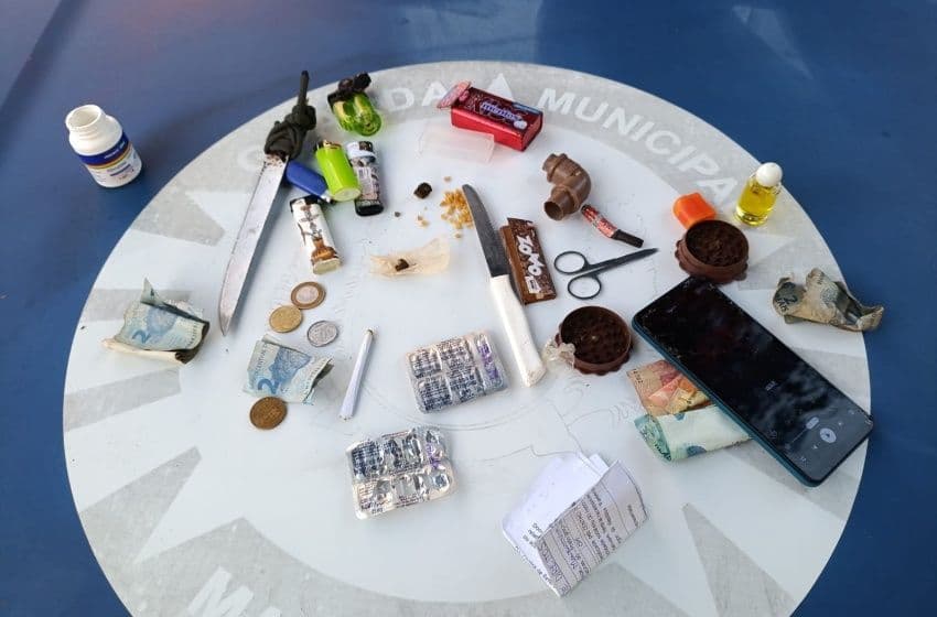 Suspeito estava com dinheiro trocado, pedras de crack e arma branca. Foto: Ascom Semsc
