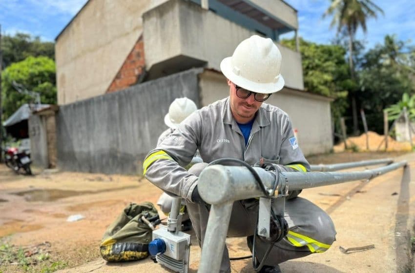 Também estão sendo implantados 11 pontos de iluminação, utilizando quatro postes de ferro e sete postes de concreto. Foto: Bia Rodrigues/Ascom Ilumina