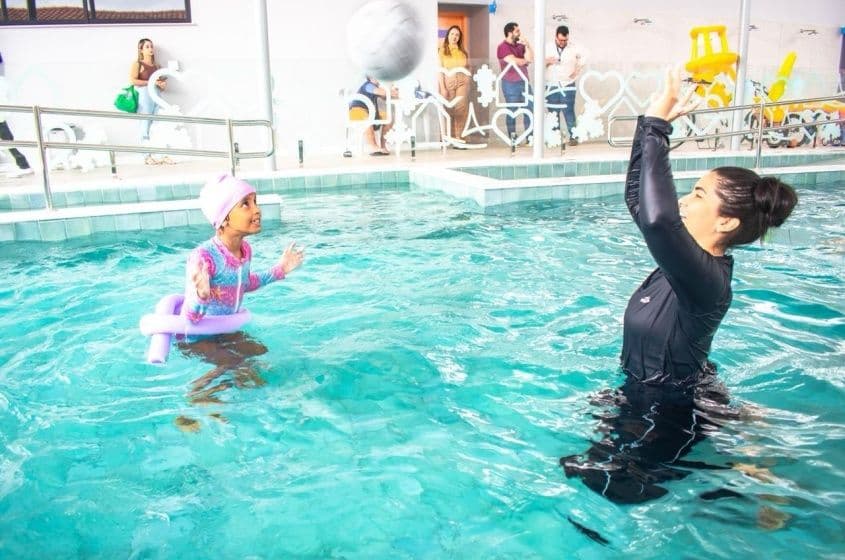 Com acompanhamento de profissionais especializados, as atividades na piscina integram o plano terapêutico da Casa do Autista. Foto: David Silas/ Ascom Maceió Saúde