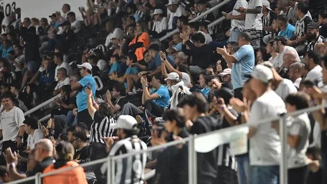 Torcida do Santos em jogo contra o Deportivo Cuenca (Foto: Jota Erre/AGIF)