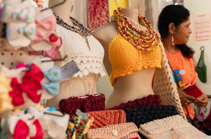 Na feira, pequenos empreendedores expõem e comercializam seus produtos. Foto: Secom Maceió