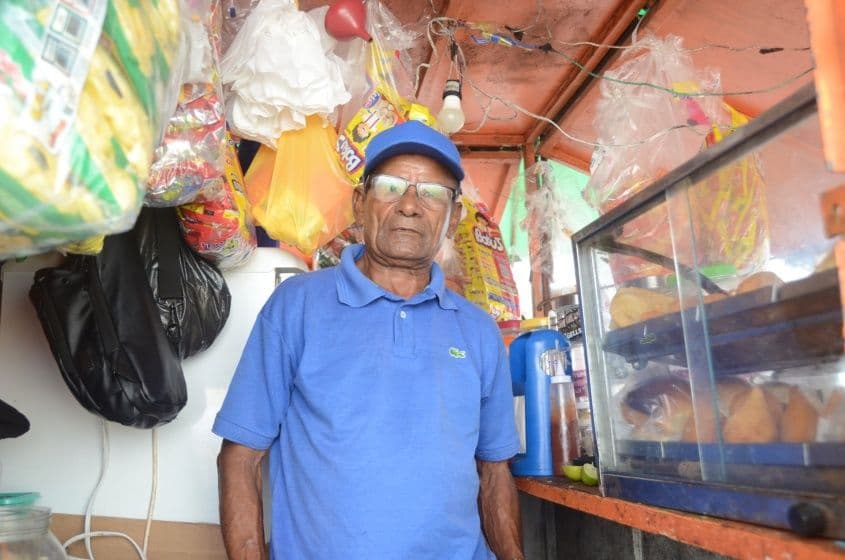 Cícero Vicente da Silva é comerciante há 10 na Praça Dois Leões e vai aproveitar a festa para aumentar as vendas. Foto: Beto Macário/ Secom Maceió