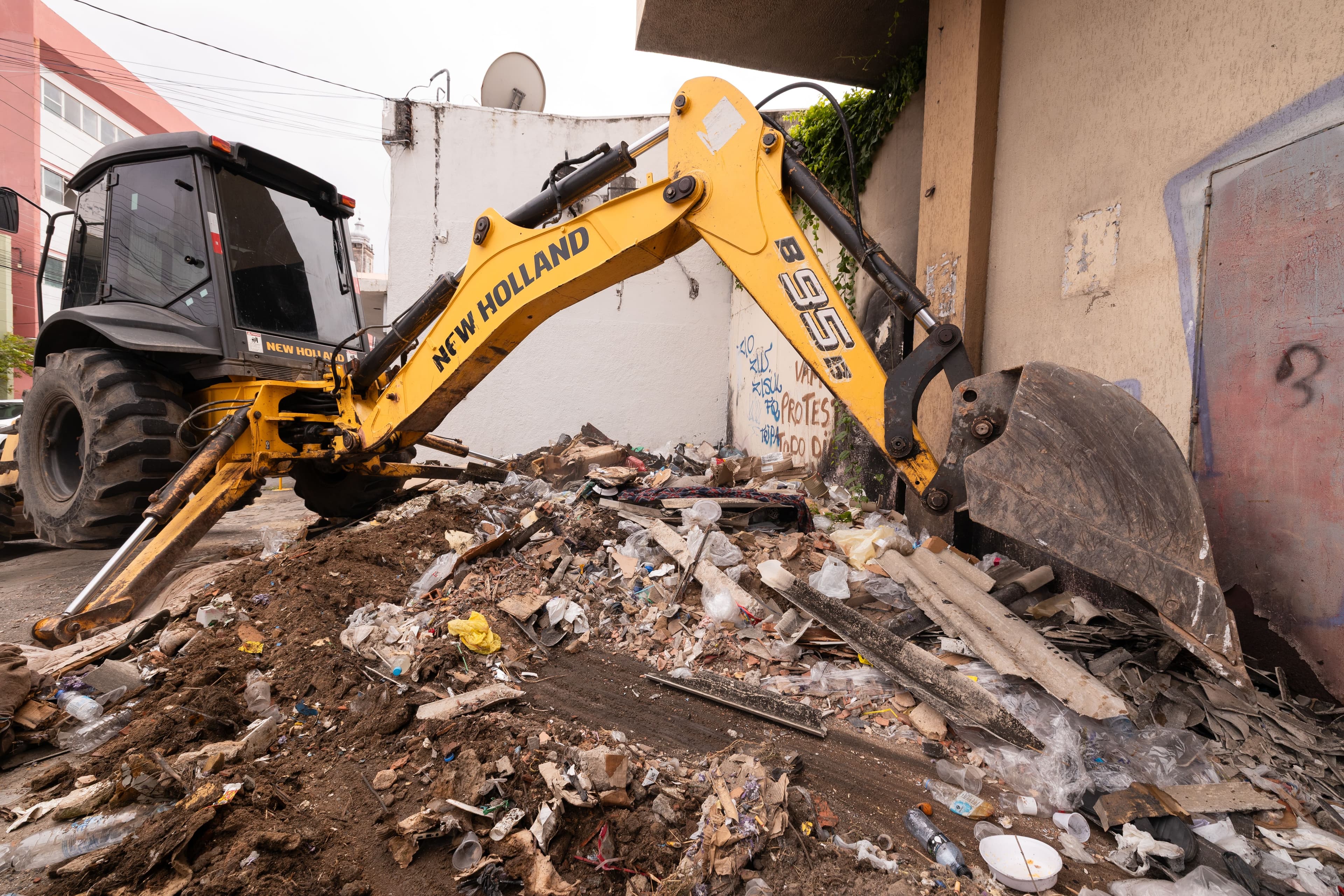 Além da ação de segurança pública, equipes da Alurb também estiveram no local para retirada de entulhos que desobstruíam o passeio público. Foto: Victor Vercant / Secom Maceió