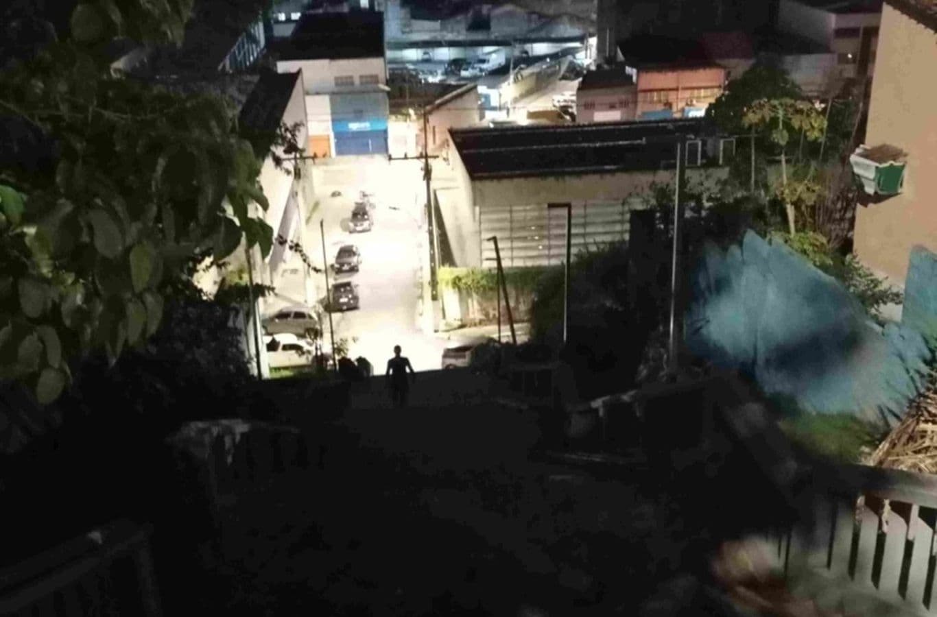 O projeto prevê a instalação de 14 postes de fibra e 56 projetores de LED com potência de 200 watts.