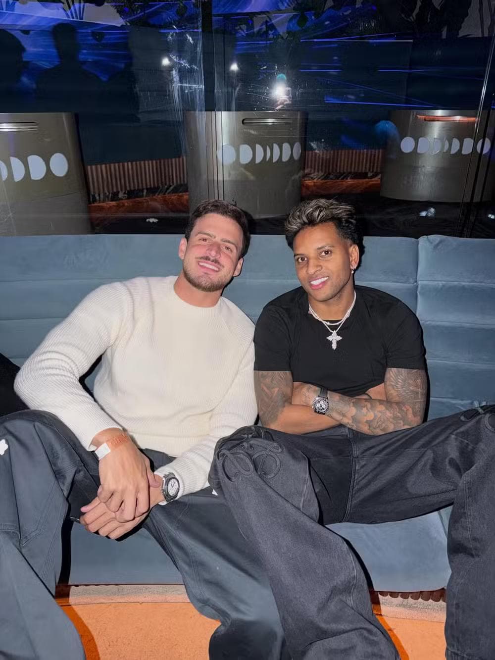 Os amigos Jon Vlogs e Rodrygo Goes promovem festa nesta terça-feira em São Paulo — Foto: Reprodução/Instagram