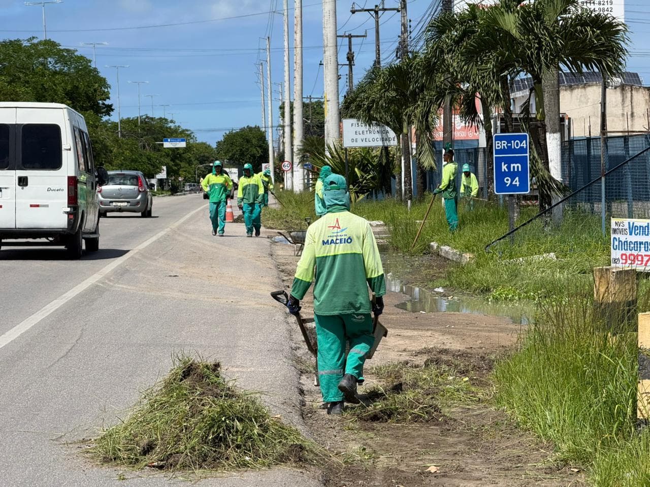 Mutirão de limpeza em canteiro principal da Avenida Lourival Melo Mota. Foto: Walisson Vieira/Ascom Alurb