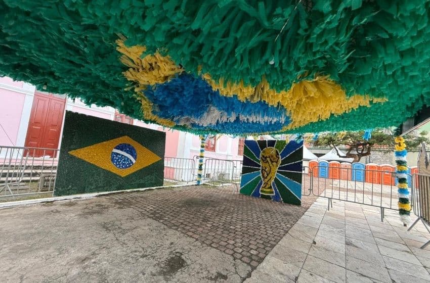 Alurb transforma mais de 50 mil tampinhas em painéis da Seleção Brasileira e do sonho do hexa no São João Massayó. Foto: Walisson Vieira/Ascom Alurb