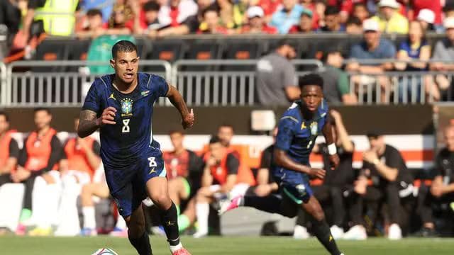Bruno Guimarães e Vini Jr em Brasil x Egito Seleção (Foto: Kirk Irwin/Getty Images)