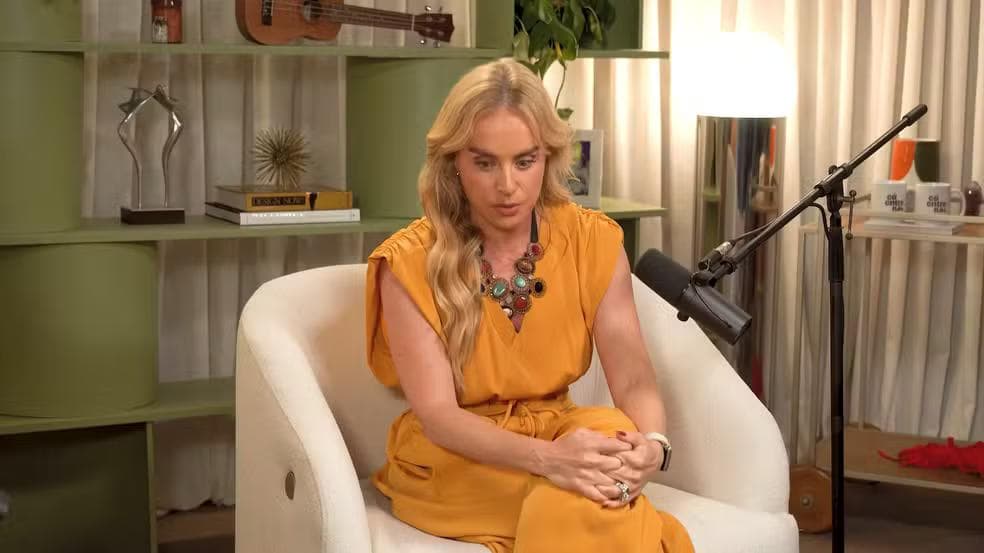 Angélica durante podcast Cá Entre Nós — Foto: Reprodução/YouTube