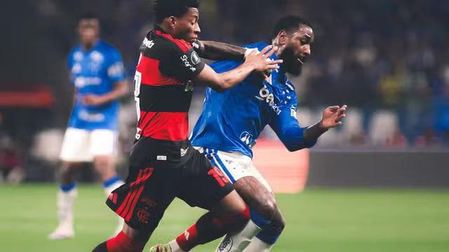 Gerson disputa bola com Plata em Cruzeiro x Flamengo (Foto: Gustavo Martins)