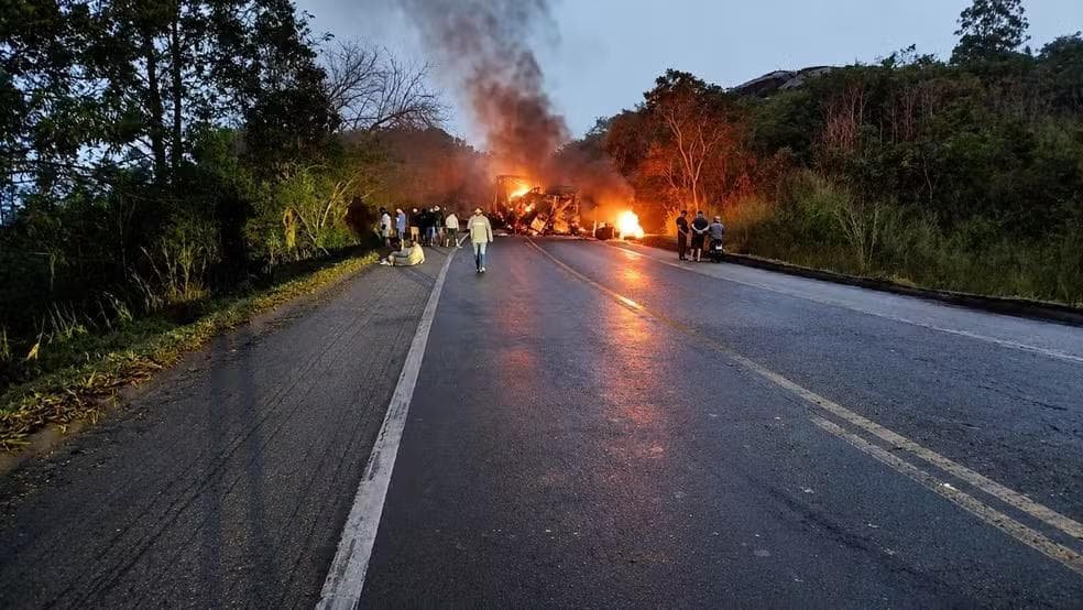 Acidente deixou a BR-251 totalmente interdidata. — Foto: Corpo de Bombeiros Militar
