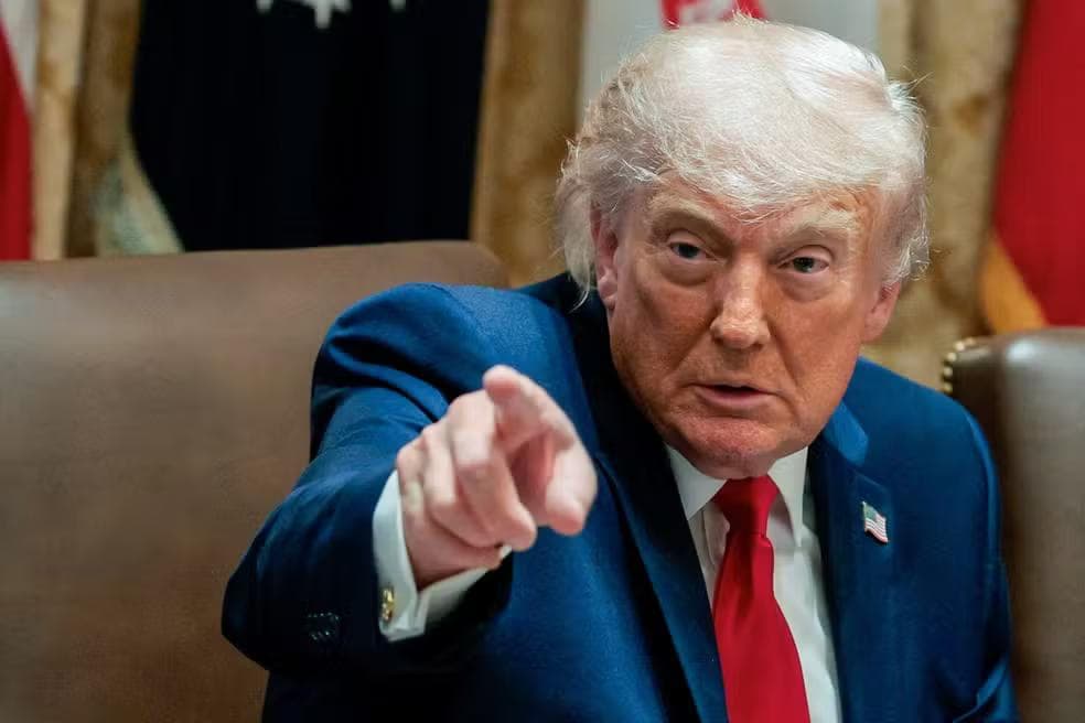 O presidente dos EUA, Donald Trump, aponta o dedo durante uma reunião de gabinete na Sala do Gabinete da Casa Branca, em Washington, DC, EUA, em 27 de maio de 2026 — Foto: REUTERS/Evan Vucci