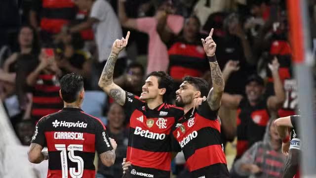 Pedro e Paquetá em Flamengo x Estudiantes (Foto: André Durão)