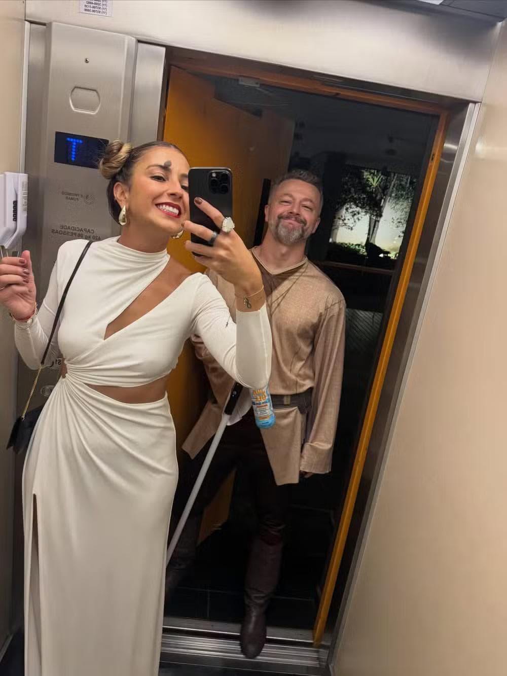 Lucas Lima surpreende a web com foto raríssima ao lado da namorada em elevador — Foto: Reprodução/Instagram