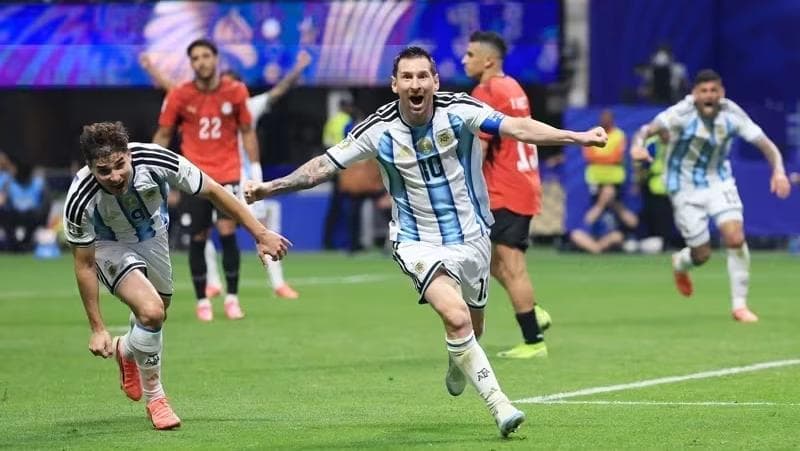 4 de 19 Pular carrossel Fim do carrossel Messi comemora gol de empate contra o Egito • Foto: Divulgação - Fifa