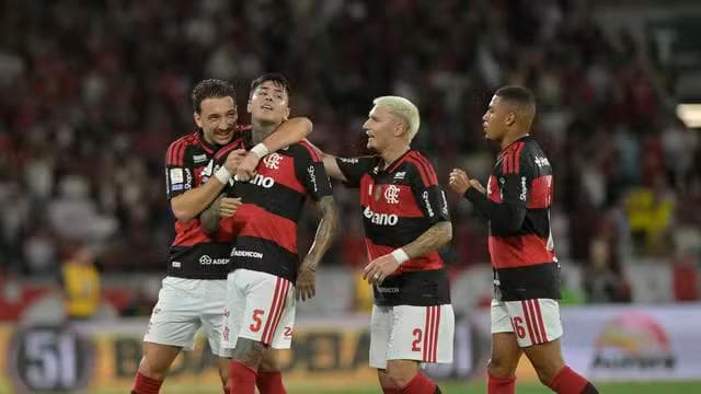 Pulgar comemora gol do Flamengo sobre o Vitória (Foto: André Durão)