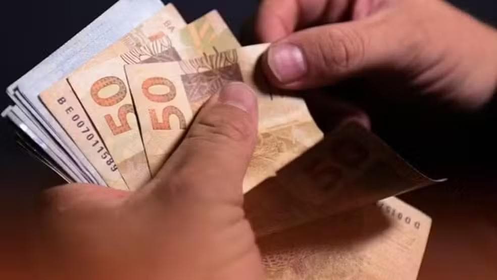 O abono salarial é um benefício no valor de até um salário-mínimo concedido anualmente a trabalhadores. — Foto: Marcello Casal Jr.