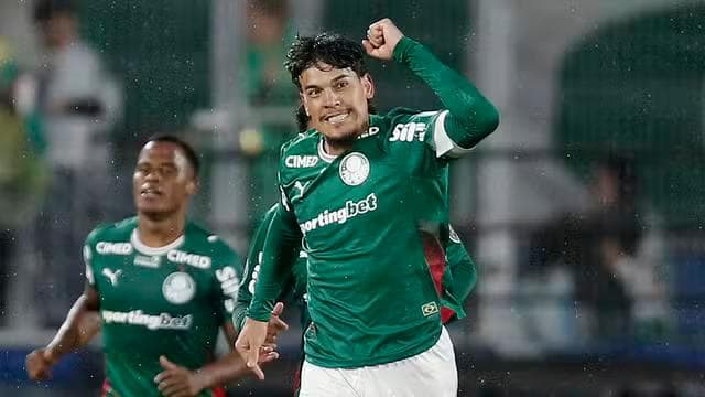 Gol de Gustavo Gómez em Cerro Porteño x Palmeiras (Foto: REUTERS/Cesar Olmedo)